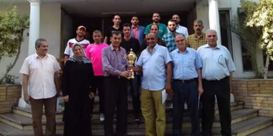 السنجري يكرم فريق العاملين بمديرية التعليم لفوزه بكأس الدورة الرمضانية