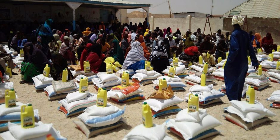 40 طن مواد غذائية من الأزهر لمخيمات اللاجئين بالصومال (صور)