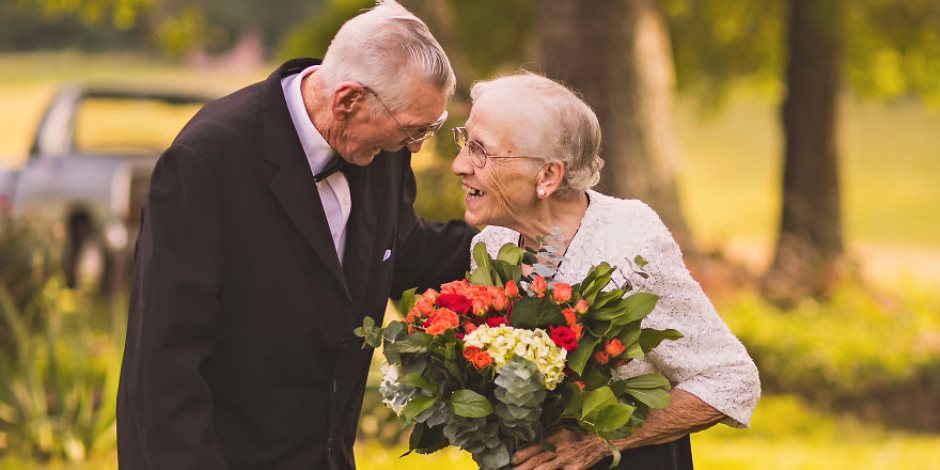 بالصور.. زوجان يحتفلان بمرور 65 عاماً على زواجهما بجلسة تصوير رومانسية