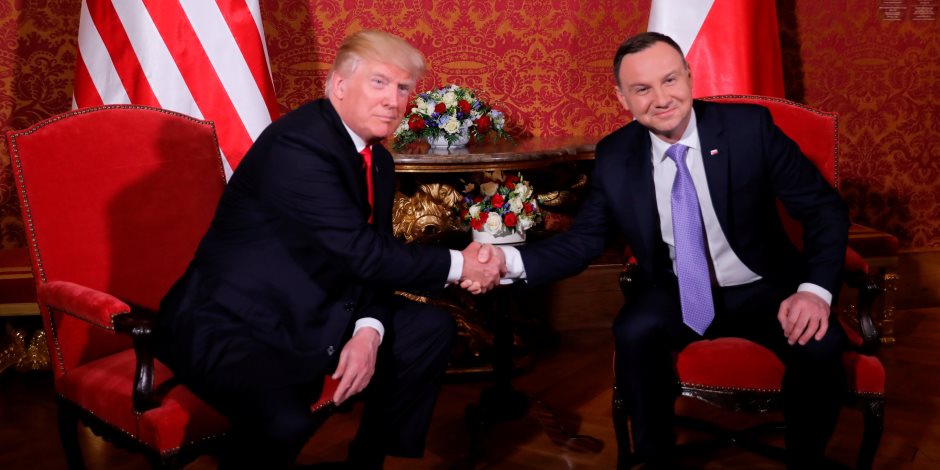 رئيس بولندا: هذه حقيقة مصافحة زوجتي لترامب
