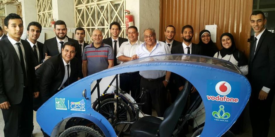 بعد غلاء البنزين.. طلاب جامعة حلوان ينجحون في تصميم سيارة تعمل بالطاقة الشمسية والكهرباء (صور وفيديو)
