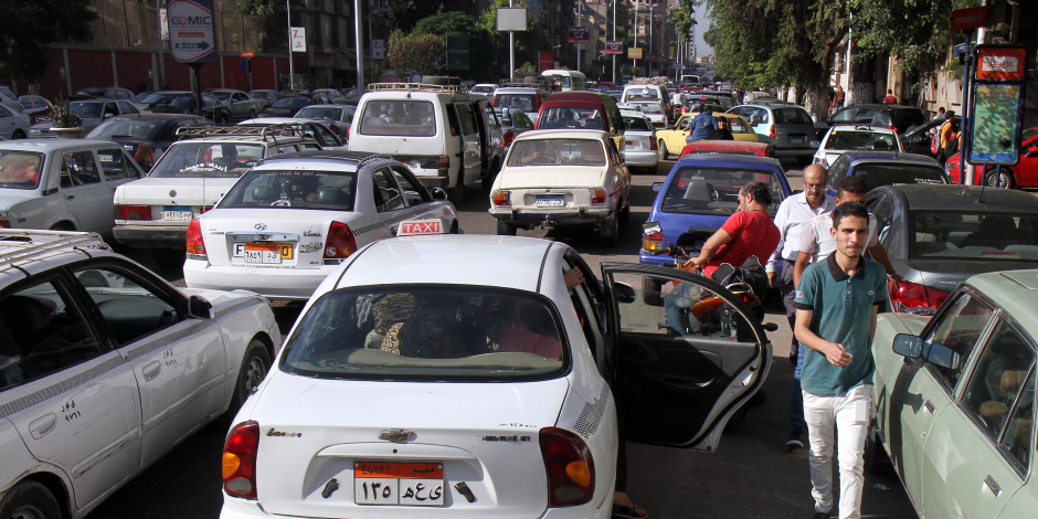 كثافات مرورية بالطرق الرئيسية بمحافظتي القاهرة والجيزة وأعلى الدائري