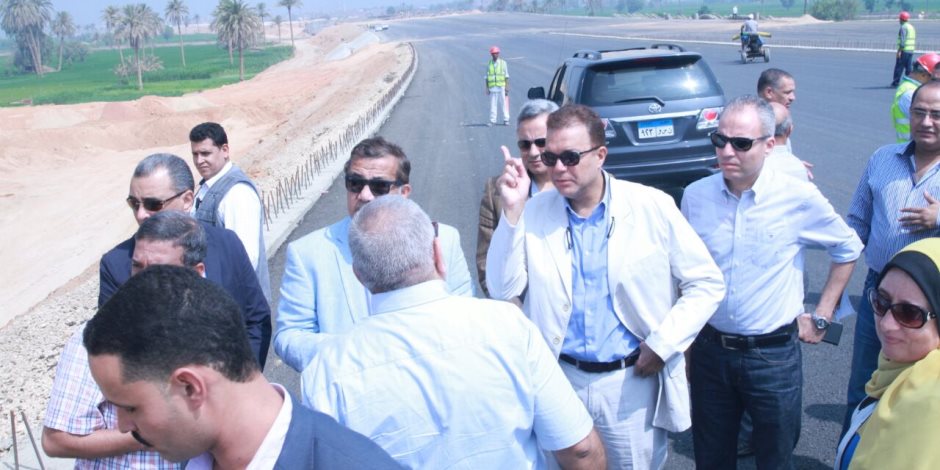 وزير النقل يتابع أعمال تنفيذ الطريق الدائري الإقليمي ( صور )