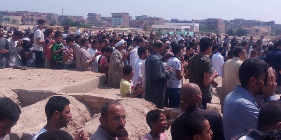 الآلاف يشيعون جنازة الشهيد علي حسن ابن القليوبية (صور)
