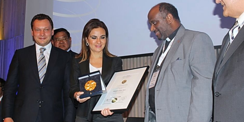 منتدى كرانس مونتانا يمنح سحر نصر الميدالية الذهبية ضمن 5 شخصيات على مستوى العالم منتدى كرانس مونتانا يمنح سحر نصر الميدالية الذهبية ضمن 5 شخصيات على مستوى العالم