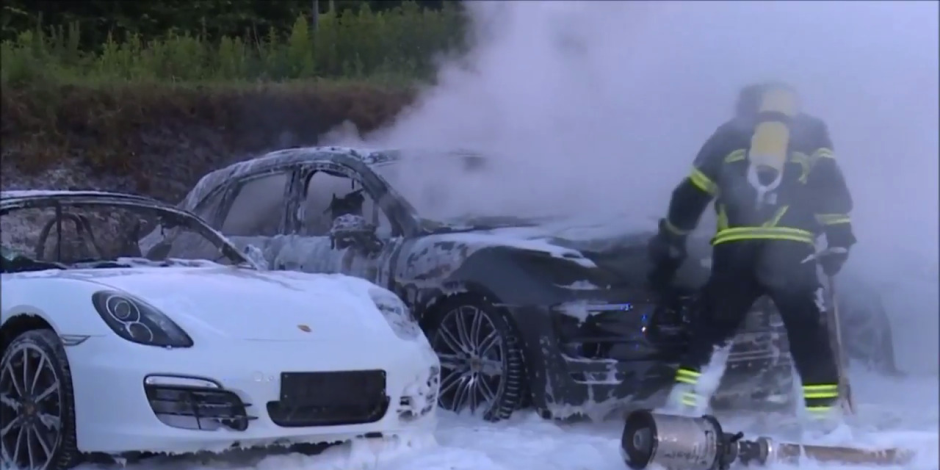 حريق هائل يلتهم 12 سيارة بورش في هامبورج  (فيديو)