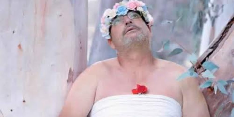 تداول رواد موقع التواصل الاجتماعي "فيس بوك"، صورا لرجل قرر أن يكون بطل لفوتوسيشن يقلد فيها الحوامل تداول رواد موقع التواصل الاجتماعي "فيس بوك"، صورا لرجل قرر أن يكون بطل لفوتوسيشن يقلد فيها الحوامل
