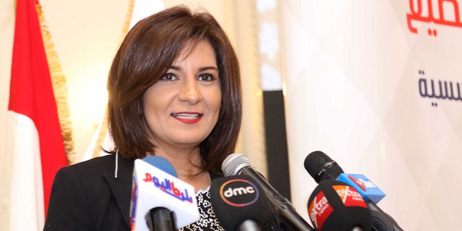 وزيرة الهجرة تتفقد جناح "اسمعونا" بمنتدى شباب العالم 