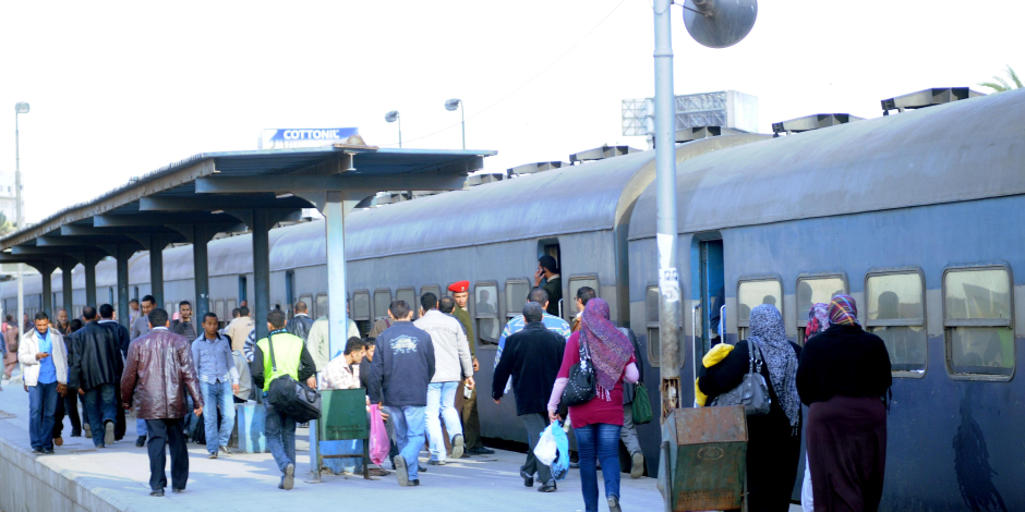 رئيس السكة الحديد للخدمات يتفقد النظافة بخط دمنهور - دسوق