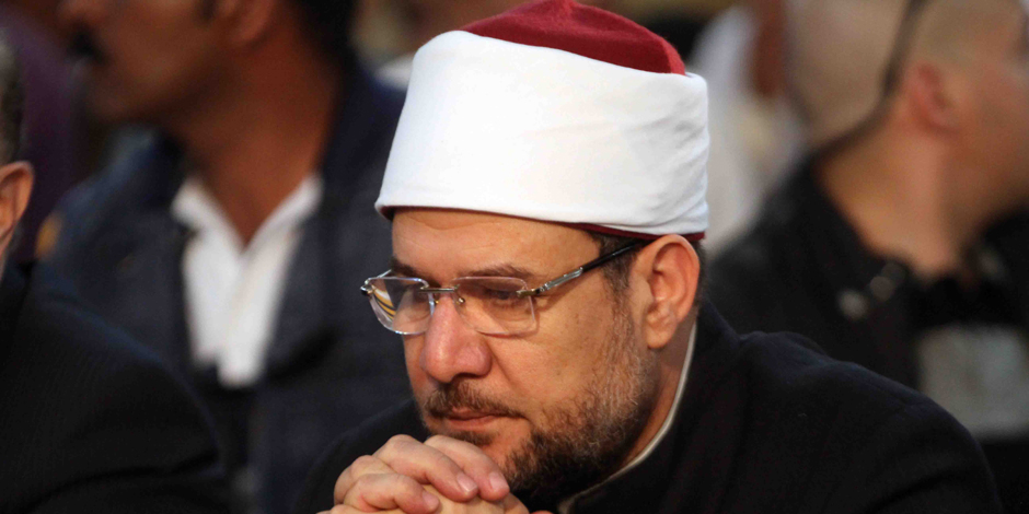 وزير الأوقاف يقبل رأس إمام مسجد الروضة المصاب ويؤكد: "الإرهاب إلى زوال"