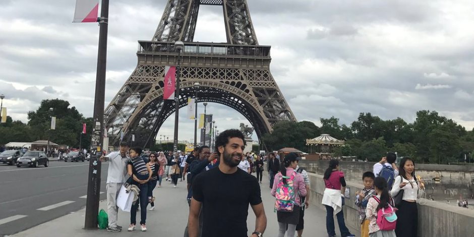 شاهد.. محمد صلاح يستغل تواجده في باريس لزيارة برج إيفل