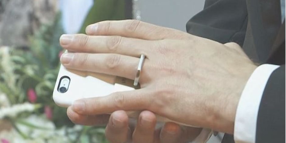 شاب يتزوج من هاتفه المحمول وخاتم الزواج مفاجأة | صوت الأمة