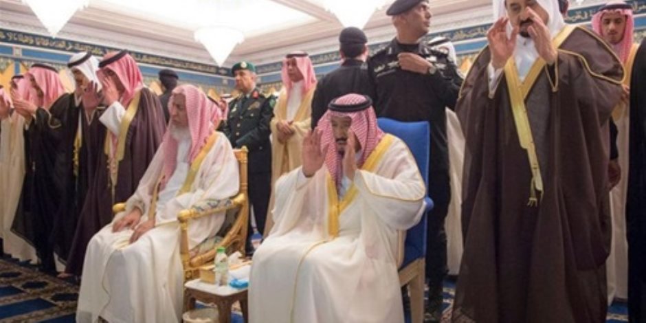 العاهل السعودي يؤدي صلاة الميت على شقيقه عبد الرحمن