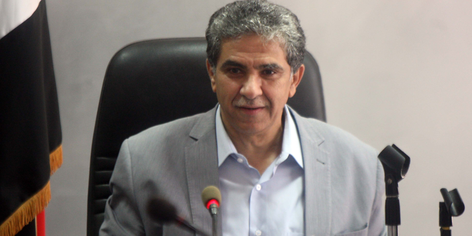 وزير البيئة يكرم قيادات الوزارة من الخبراء بعد استبدالهم بالشباب