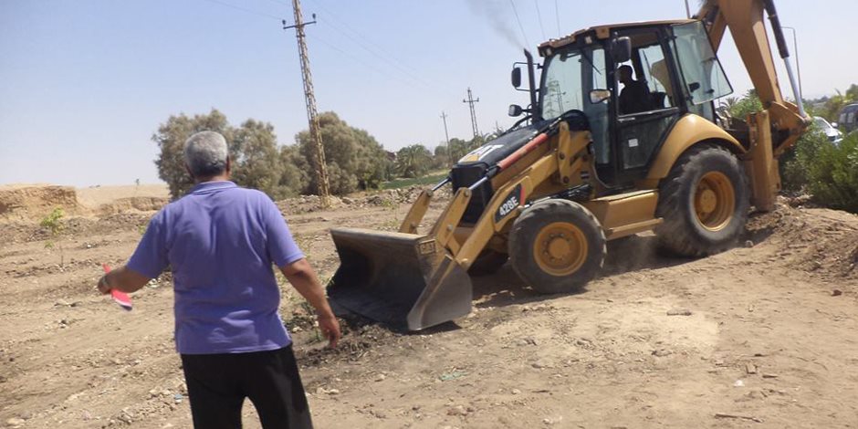 إزالة تعديات على المساحات الحرة لعقار في حي مصر الجديدة