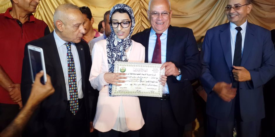 محافظ بورسعيد يكرم أوائل الثانوية العامة والمكفوفين (صور)