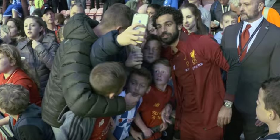 شاهد جماهير ليفربول تلتقط صور مع محمد صلاح شاهد جماهير ليفربول تلتقط صور مع محمد صلاح