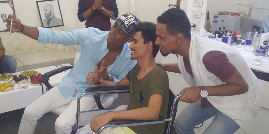 محمد رمضان يحقق أمنية شاب يمني حضر «أهلًا رمضان» على كرسي متحرك