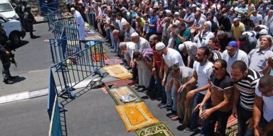 «الأقصى أقصانا».. فلسطينيون يهتفون بعد منعهم من الوصول للمسجد (فيديو)