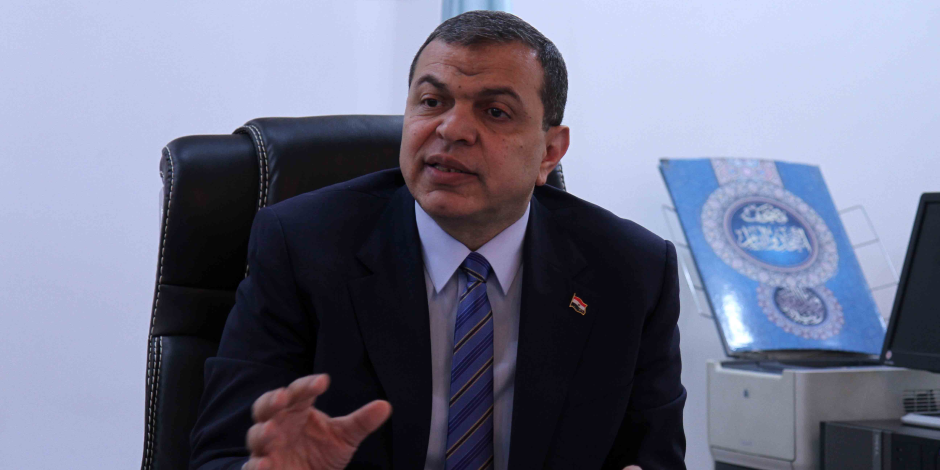 وزير القوى العاملة يسلم ٢٥ عقد عمل لمصريين بدول الخليج الأربعاء المقبل