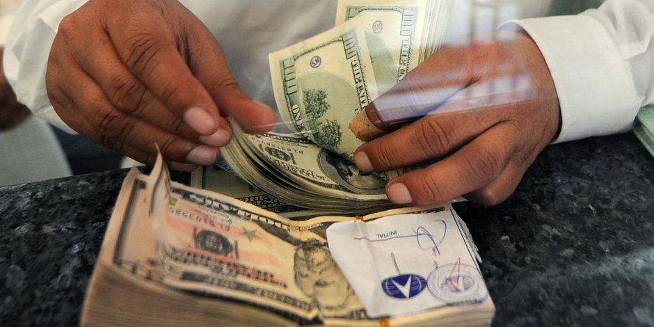 «خطة تفتيت الاقتصاد».. المضاربة على الدولار وتعطيش السوق