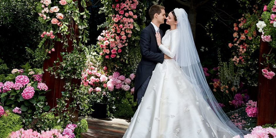 عارضة الأزياء "ميراند كير" تستوحى فستان زفافها من موديل أميرة موناكو "جريس كيلي"
