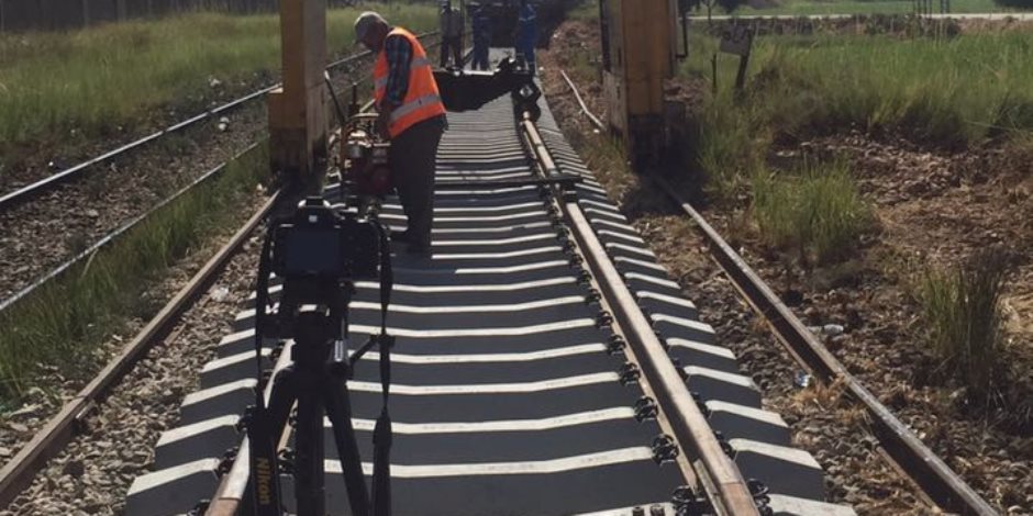 تواصل أعمال تجديدات السكك الحديدية آلياً بموقع نجع حمادي- فرشوط (فيديو)