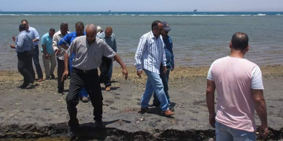 لجنة لمعاينة شواطئ رأس غارب تمهيدا لبدء إزالة التلوث البترولي (صور)