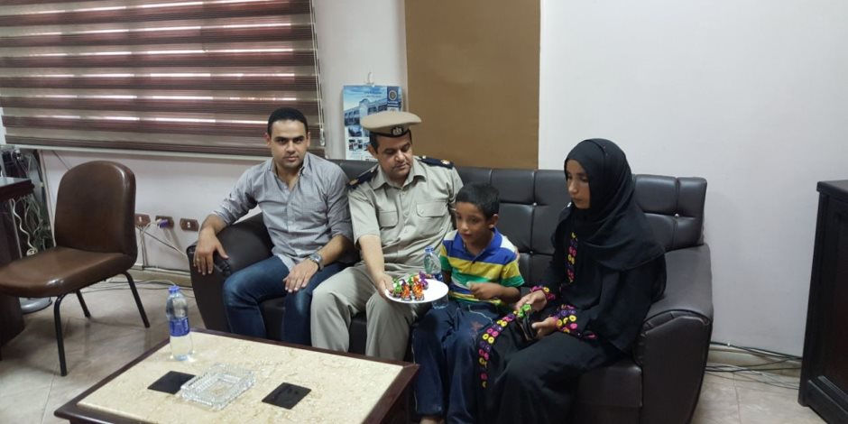 مباحث المنيا تعيد طفلا ضل الطريق لأسرته (صور)