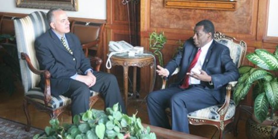 وزير الري يلتقي سفير تنزانيا بمصر لبحث التعاون الثنائي مع دول حوض النيل