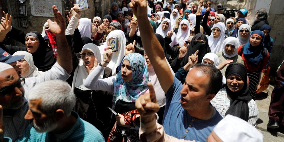 بعد دعوات الاحتجاج أمام المسجد الأقصى.. الفلسطينيون يستعدون (صور) بعد دعوات الاحتجاج أمام المسجد الأقصى.. الفلسطينيون يستعدون (صور)