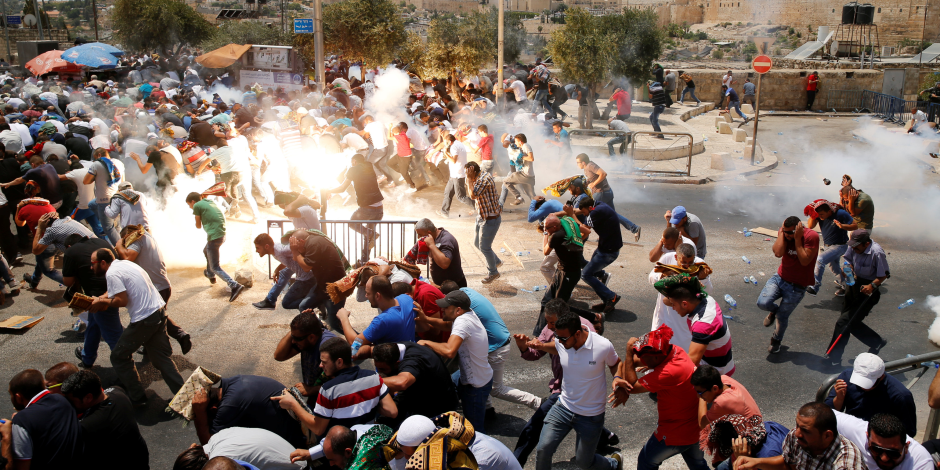 مواجهات بين فلسطينيين وقوات الاحتلال الإسرائيلي قرب رام الله
