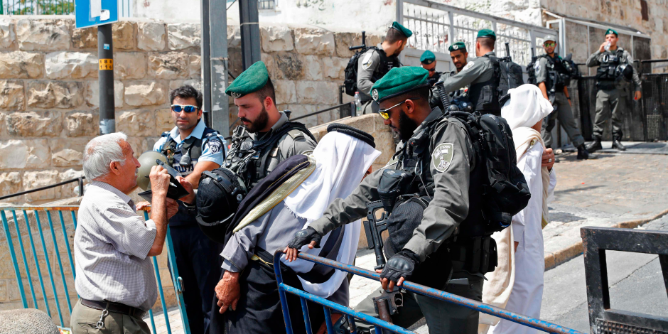 الانتهاكات الاسرائيلية من تدنيس المسجد الأقصى إلى هدم منازل الفلسطينيين