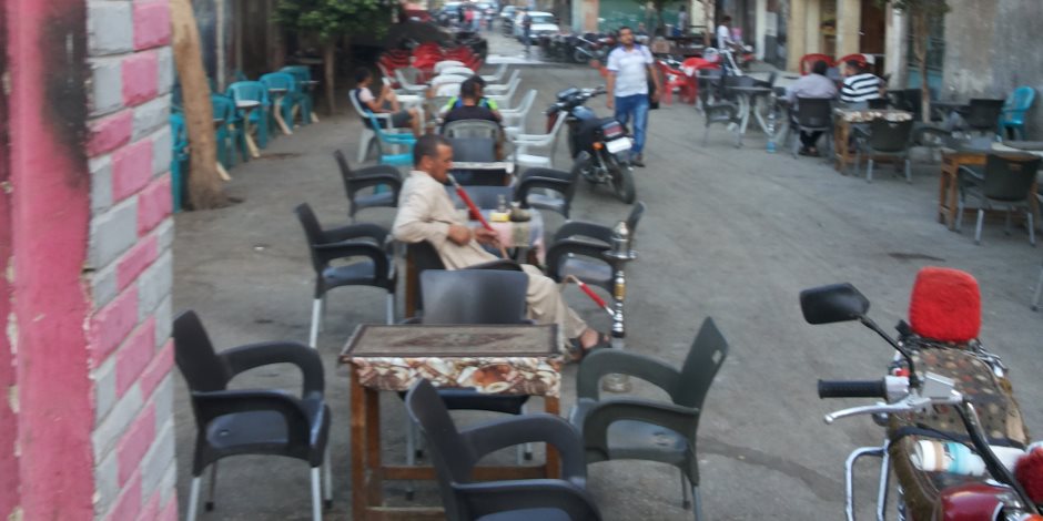 المقاهي تغزو سوهاج.. والأهالي يهجرون سكناتهم بسبب الضوضاء (صور)