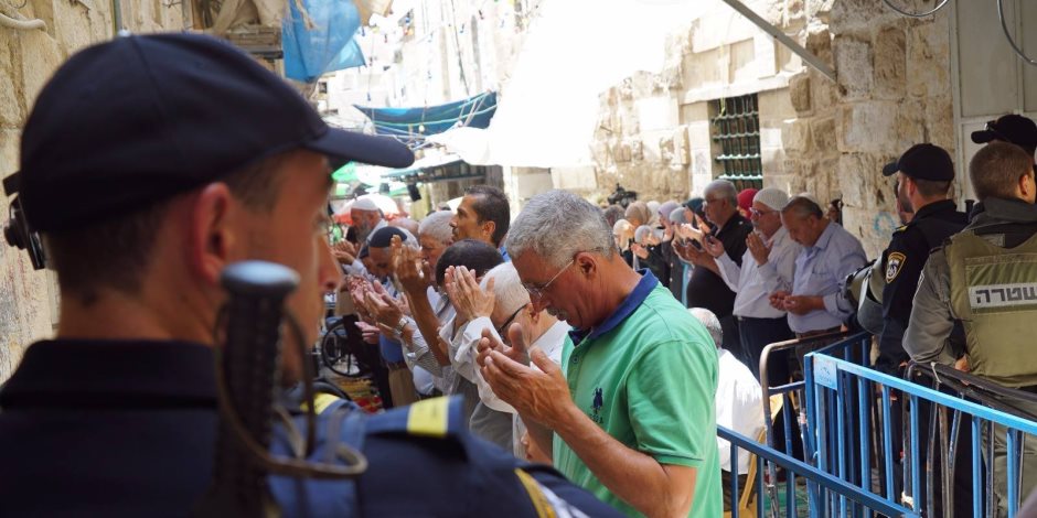 استمرار التوتر فى القدس والفلسطينيون يؤدون صلاة الفجر فى الشوارع