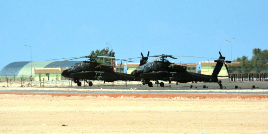 استعراض قوات الصاعقة وطائرات عسكرية ترسم علم مصر في سماء القاعدة العسكرية محمد نجيب