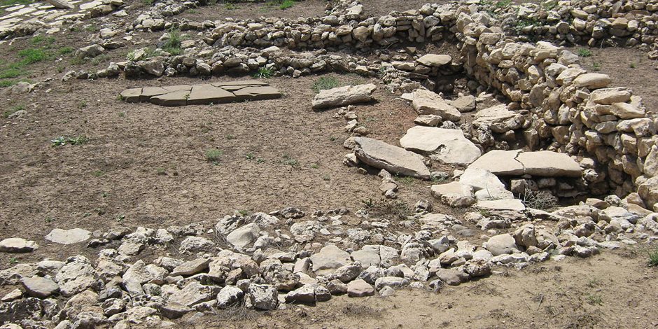 طالبتان فلسطينيتان تعيدان تدوير النفايات وتحويلها لحجر صناعى