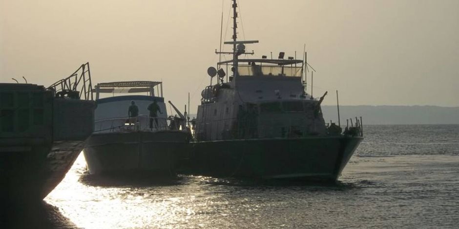 القوات البحرية تنقذ لنشا سياحيا من الغرق أمام ساحل الغردقة (صور)