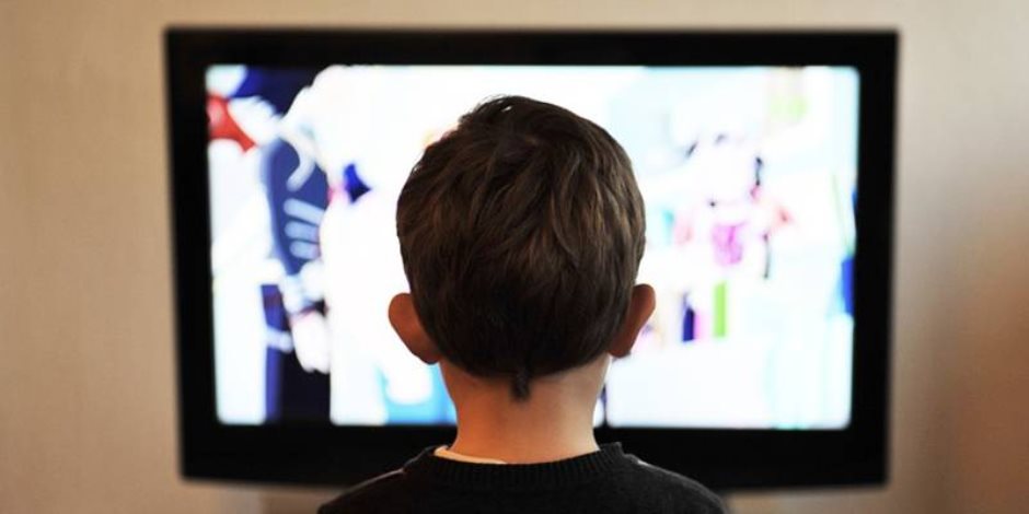 دراسة تكشف علاقة قضاء الأطفال أكثر من ساعتين أمام التليفزيون بارتفاع الضغط
