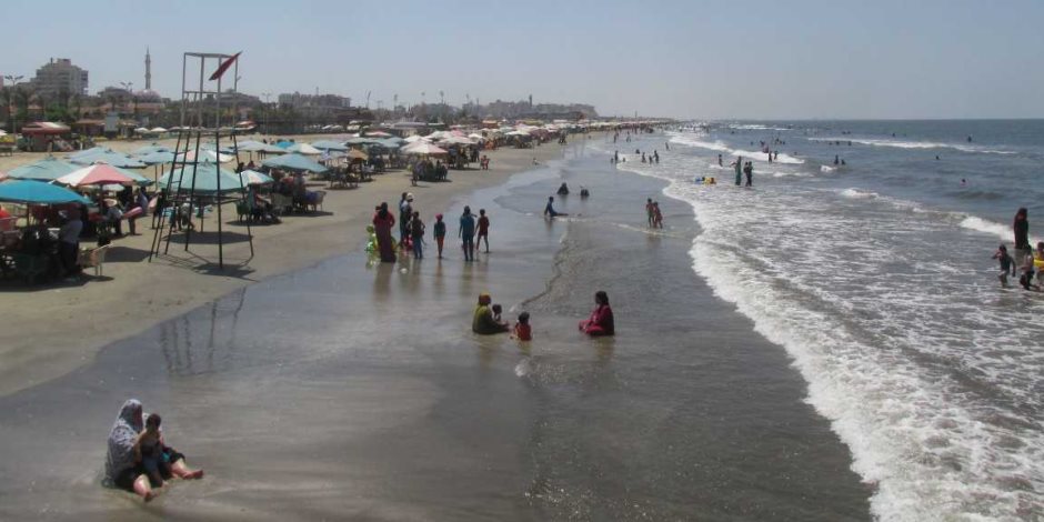  المصطافون يستمتعون بمياه شاطئ بورسعيد هربا من حر الصيف (صور)