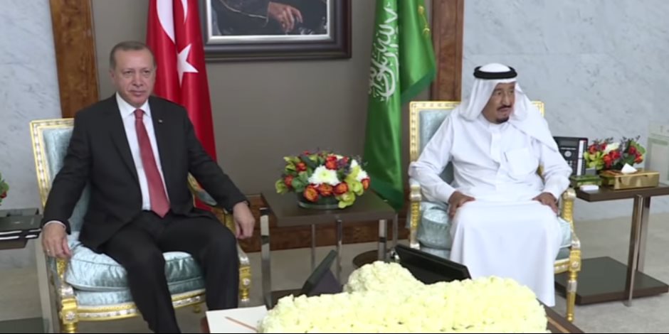 من فيديو لمنبر الإرهاب.. ماذا تخبرنا لغة الجسد في لقاء الملك سلمان وأردوغان؟