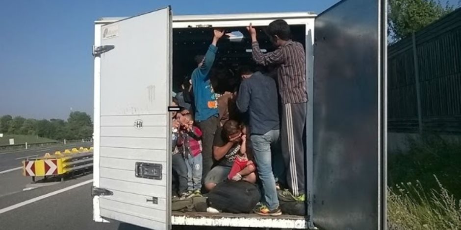 العثور على 26 مهاجرا بين طفل داخل شاحنة تبريد في شمال فرنسا
