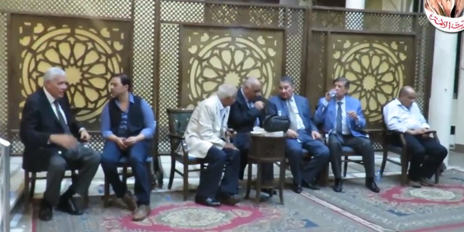 والد عمرو سمير يبكي في أحضان مدحت صالح