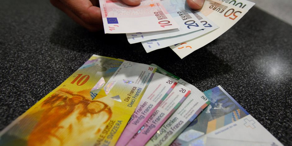 الفرنك السويسري يهبط لأدنى مستوى له في 18 شهرا أمام اليورو