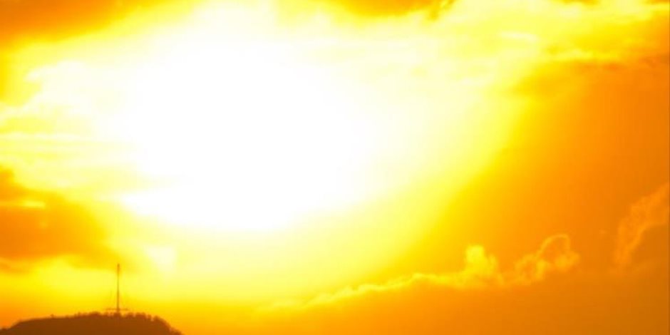 علماء يعملون على تعتيم الشمس وامتصاص ثاني أكسيد الكربون لتبريد الأرض