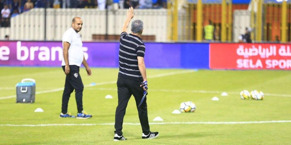 البطولة العربية.. إيناسيو يرد تحية جهمور الزمالك فى مباراة العهد (صور)