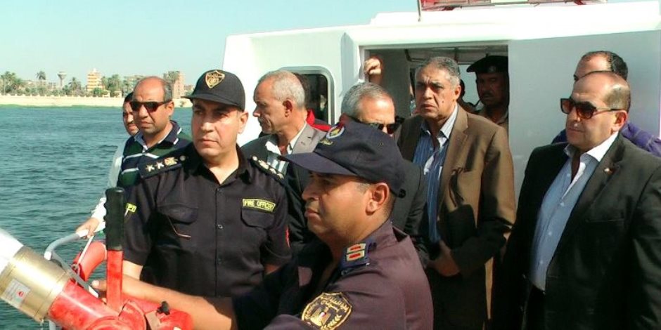 محافظ سوهاج والقيادات الأمنية يتفقدون لنش الإطفاء النهري الجديد (صور) 