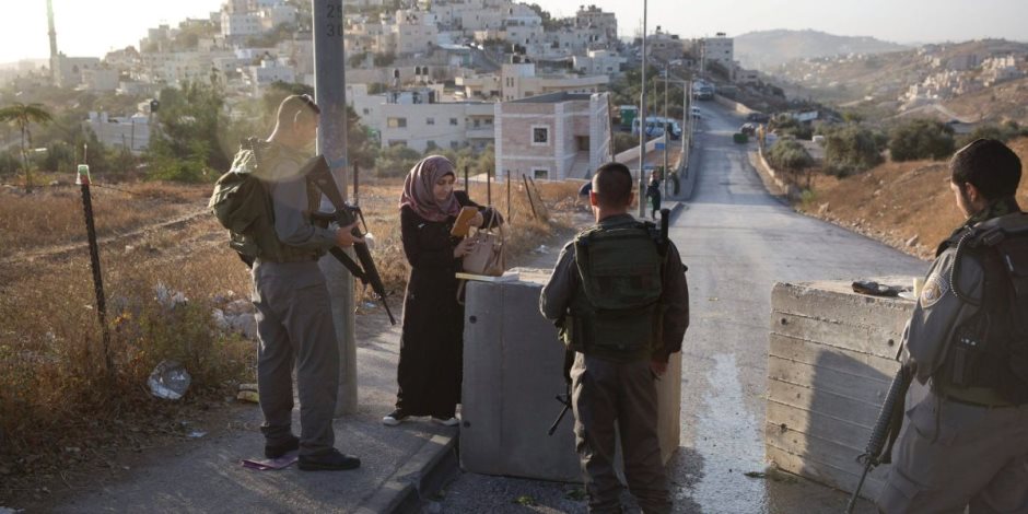 الاحتلال الإسرائيلى يعتقل 13 فلسطينيا فى الضفة.. ويتوغل بشكل محدود شرقي غزة