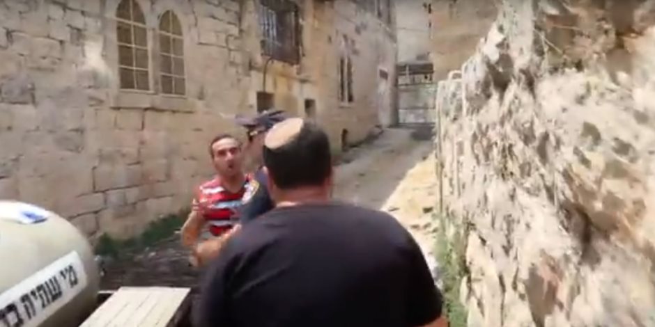 سلطات الاحتلال تعتدي على عائلة فلسطينية وتطردهم من المنزل (فيديو)