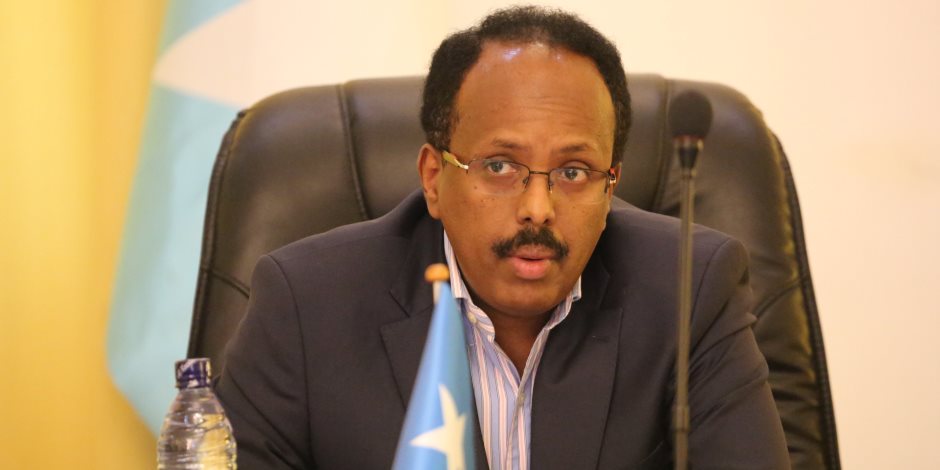 الرئيس الصومالي يتفقد مصابي تفجيري مقديشيو
